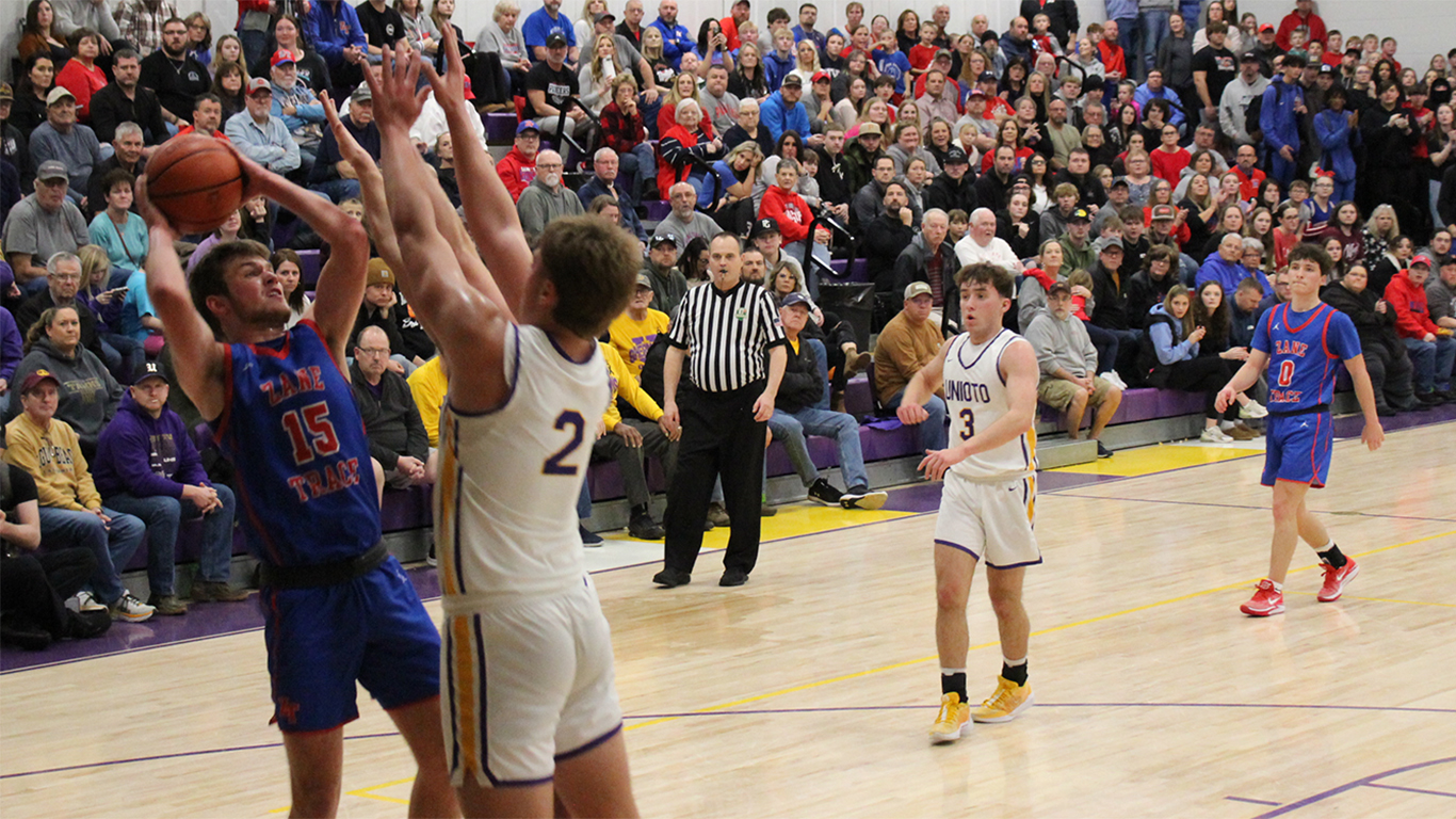 Unioto Edges Zane Trace for Share of SVC Boys Basketball Lead Litter